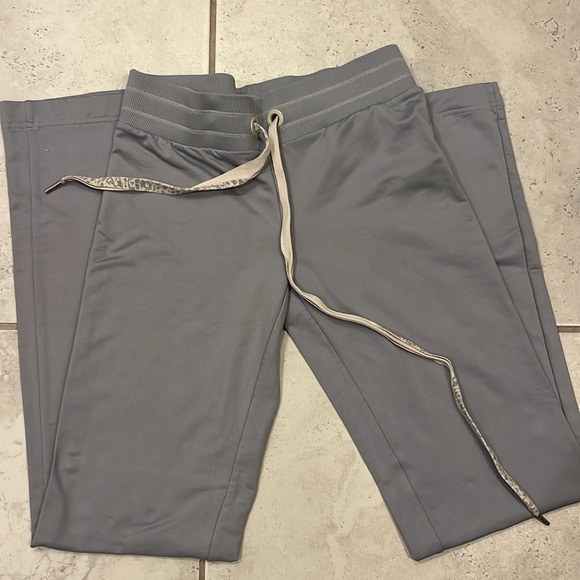 Juicy Couture Nylon Athleisure Down Dog Couture Workout Set - Picture 6 of 7